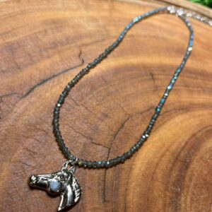 Colar de Cristal com Cabeça de Quarto de Milha