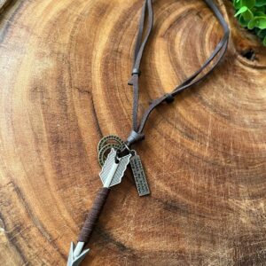 Colar em Couro de Flecha